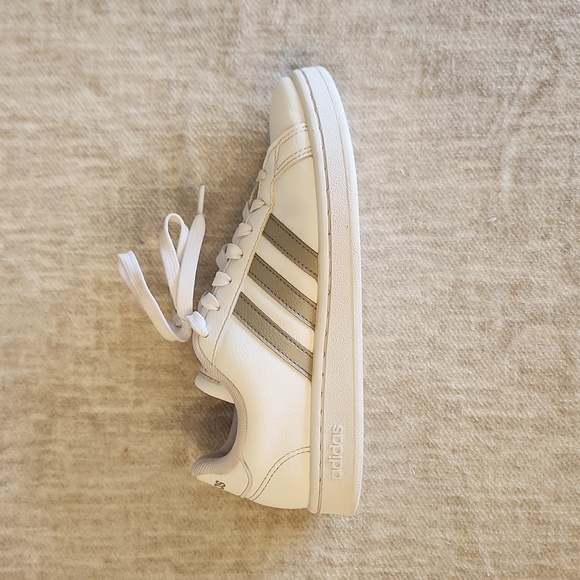 White Adidas with Cloudfoam Comfort Insoles 💎 - Picture 2 of 6